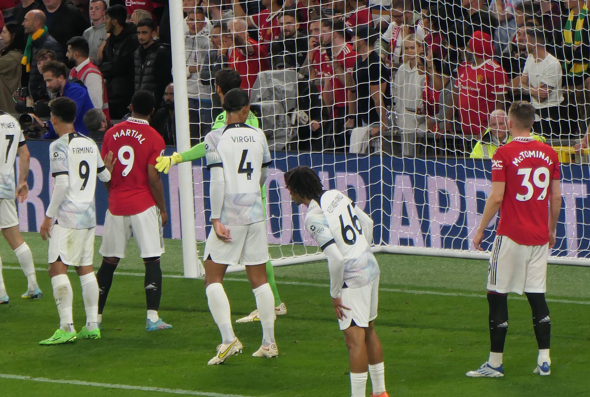 Trent Alexander-Arnold fehér Liverpool-mezben áll a kapu előtt a Manchester United elleni mérkőzésen.